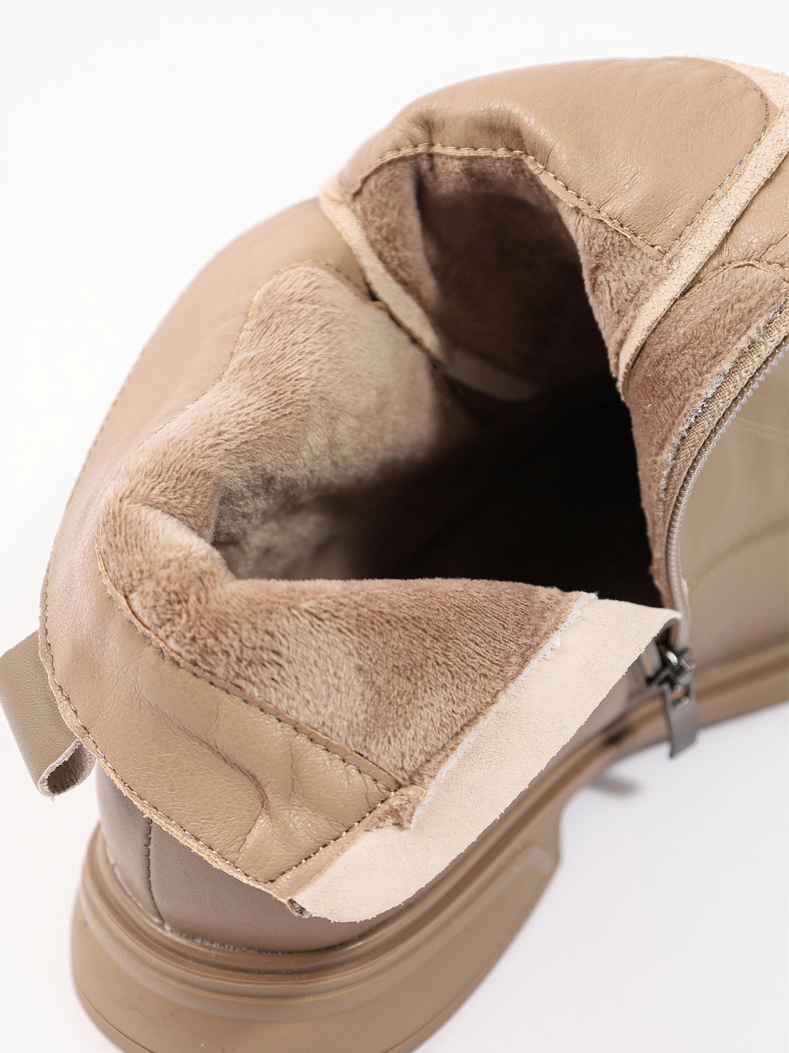 Ботинки бежевого цвета с эластичной вставкой спереди